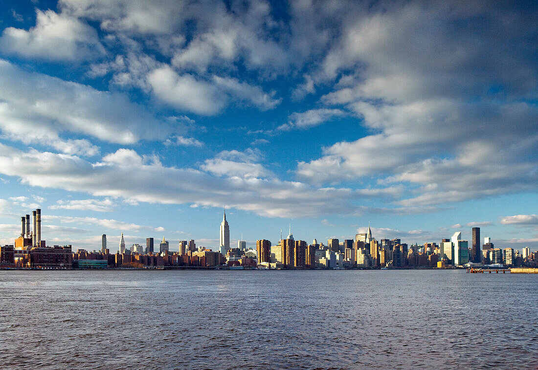 USA, New York, View of the New York City skyline and the East River from the Williamsburg neighborhood of Brooklyn