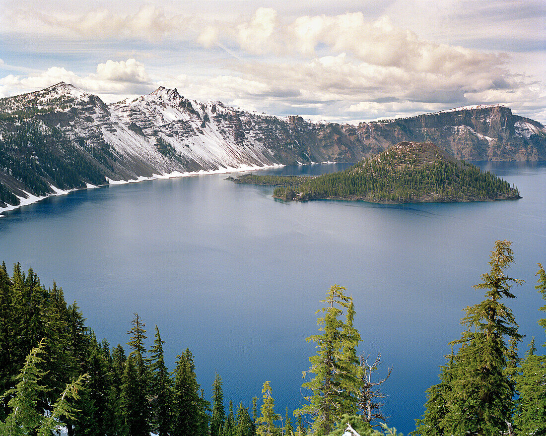 USA, Oregon, snowcapped mountains, Crater Lake National Park