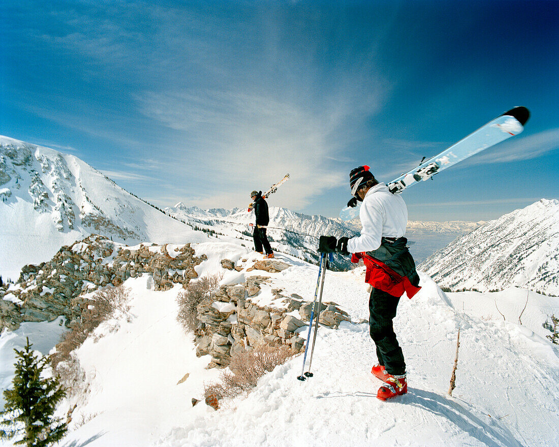 USA, Utah, skiers with skis at the top of Eddie's High Nowhere, Alta Ski Resort