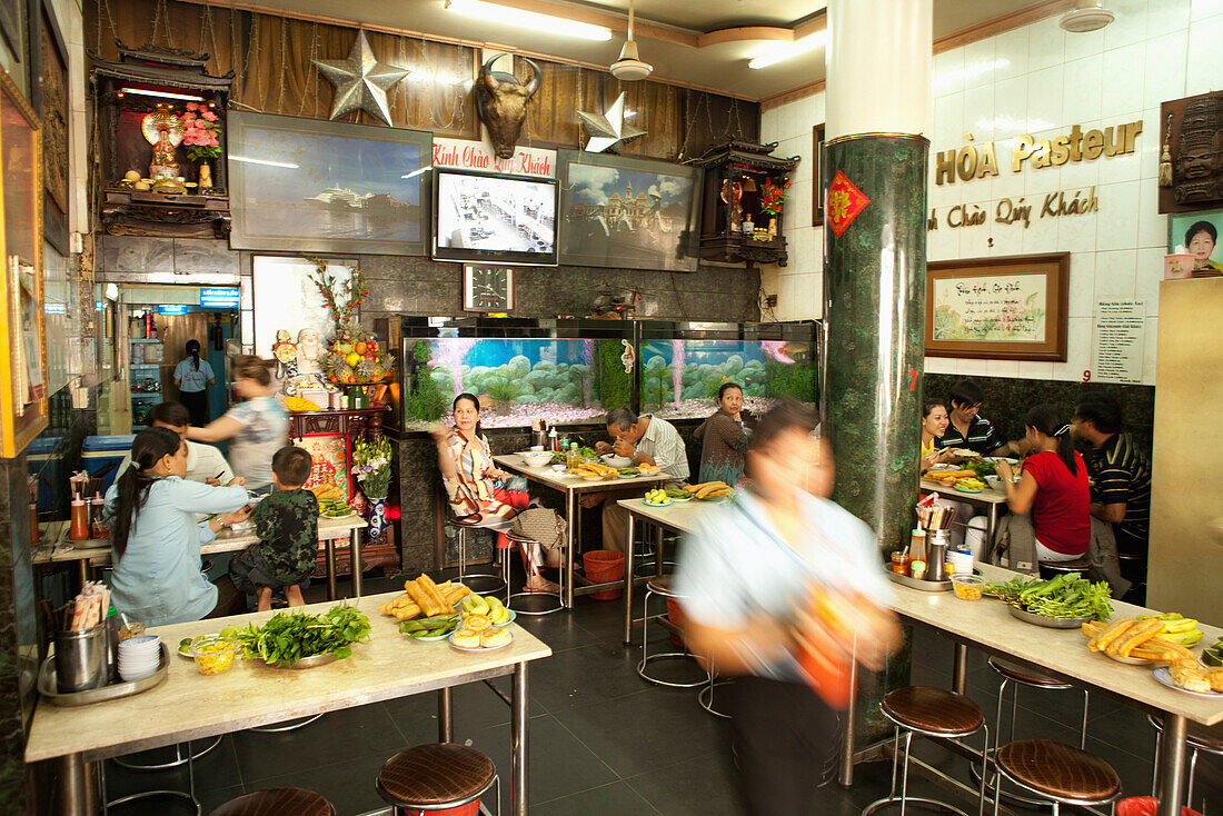 VIETNAM, Saigon, restaurant Pho Hoa aka Pho Hoa Pasteur, a local Vietnamese crowd dines on Pho amidst the wacky, tacky interior, Ho Chi Minh City