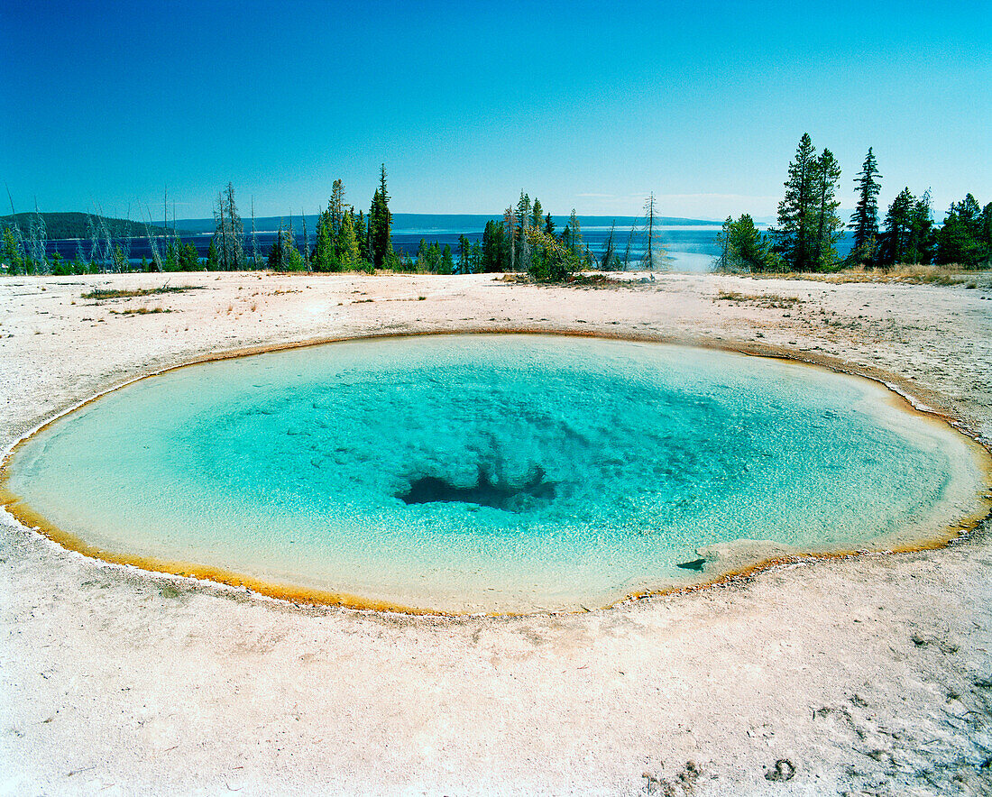 USA, Wyoming, Blue Funnel Spring at West Thumb Geyser Basin, Yellowstone National Park