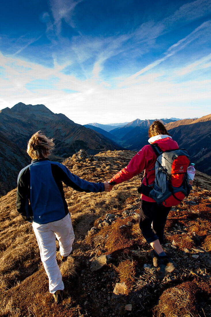 Paar wandert in den Sölker Tauern, Steiermark, Österreich