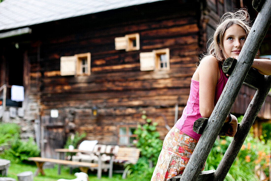Mädchen auf einer Leiter, Steiermark, Österreich