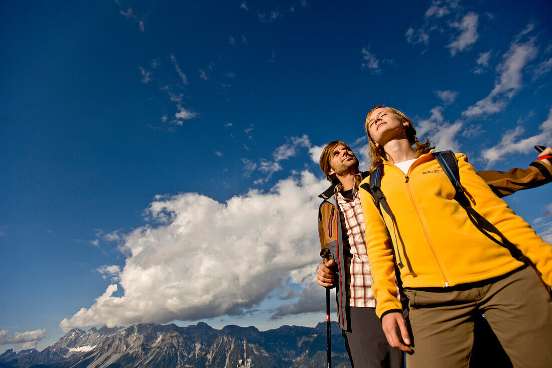 Paar beim Wandern, Dachstein im Hintergrund, Planai, Steiermark, Österreich