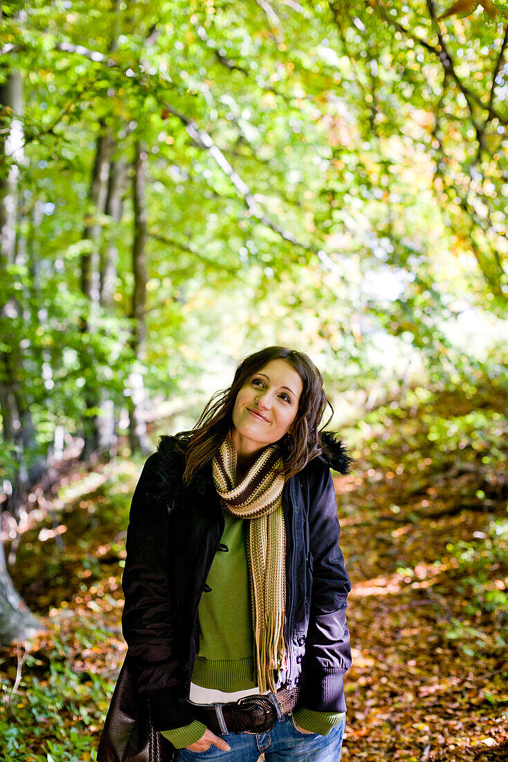 Junge Frau im Herbstwald, Steiermark, Österreich