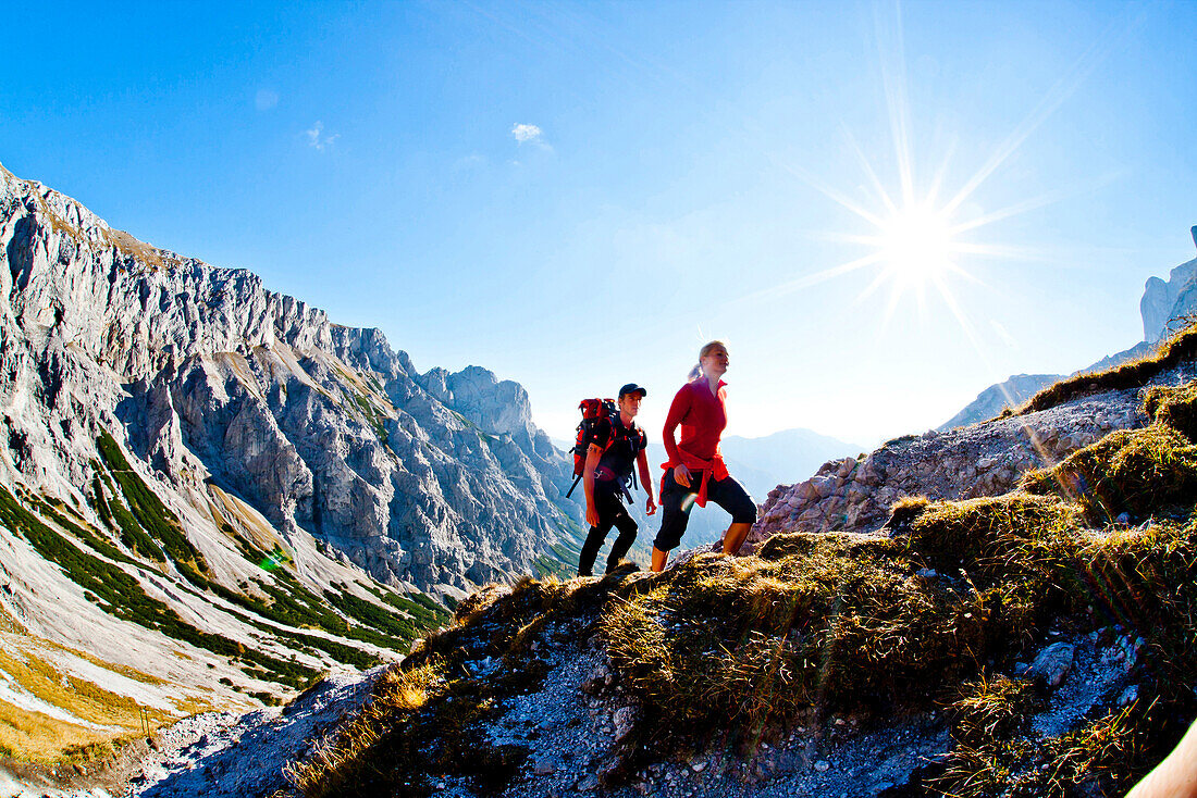 Wanderer beim Aufstieg über Ghackte zum Hochschwabgipfel, Steiermark, Österreich