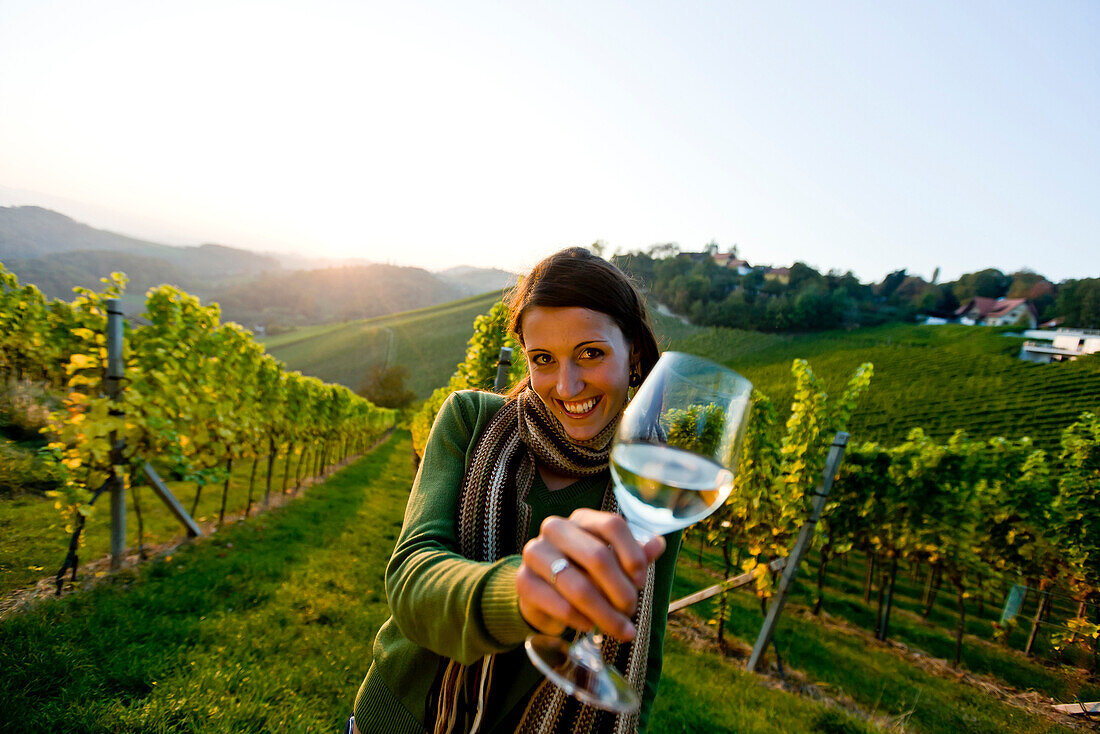 Junge Frau mit einem Glas Weißwein, Spielfeld, Steiermark, Österreich