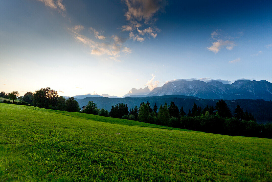 Landschaft im Ennstal, Dachstein im Hintergrund, Steiermark, Österreich