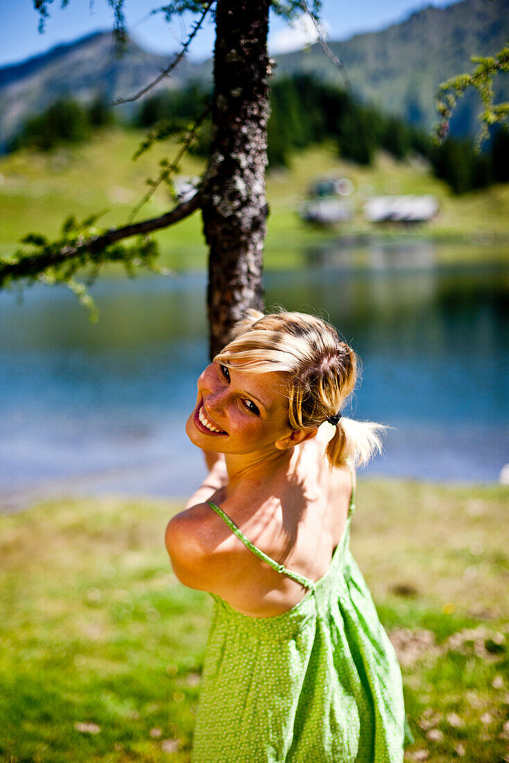 Junge Frau am Duisitzkarsee, Steiermark, Österreich