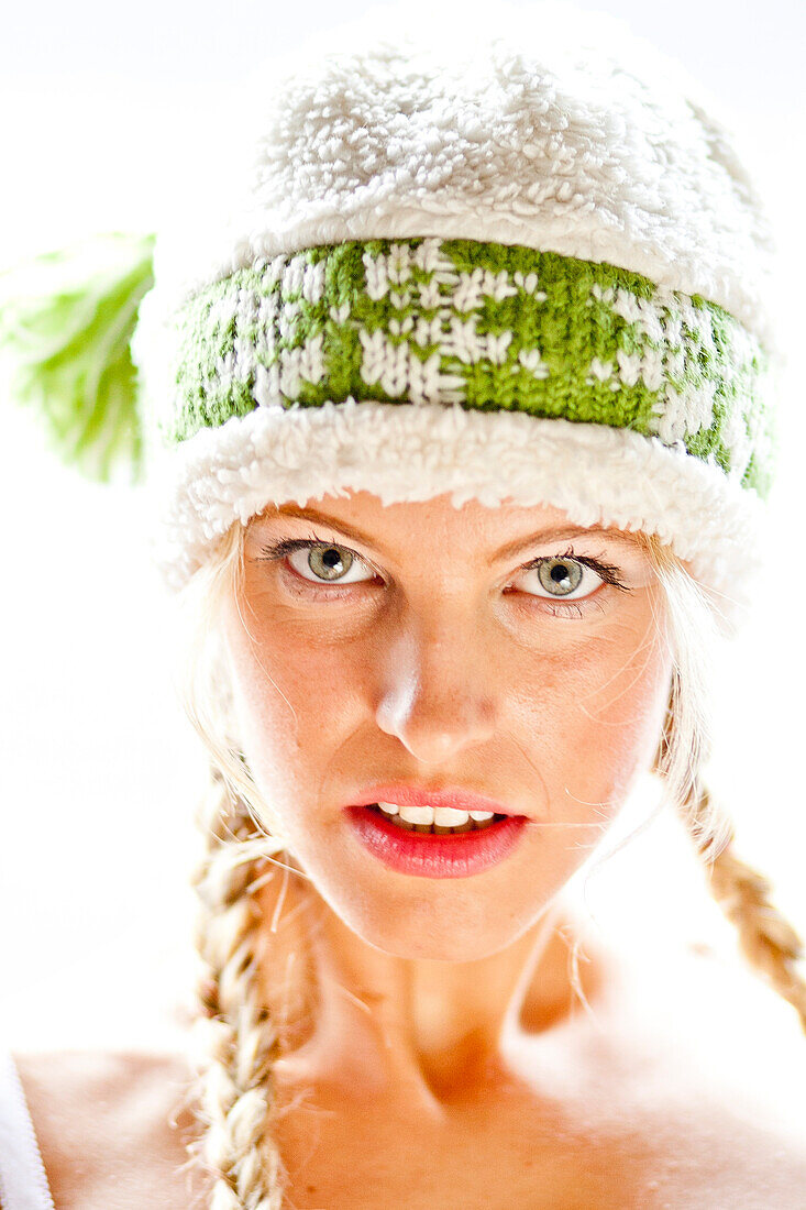 Junge Frau mit Mütze blickt in die Kamera, Steiermark, Österreich