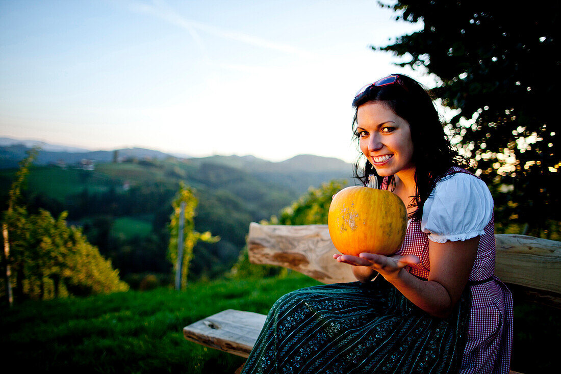 Junge Frau mit einem Kürbis, Steiermark, Österreich