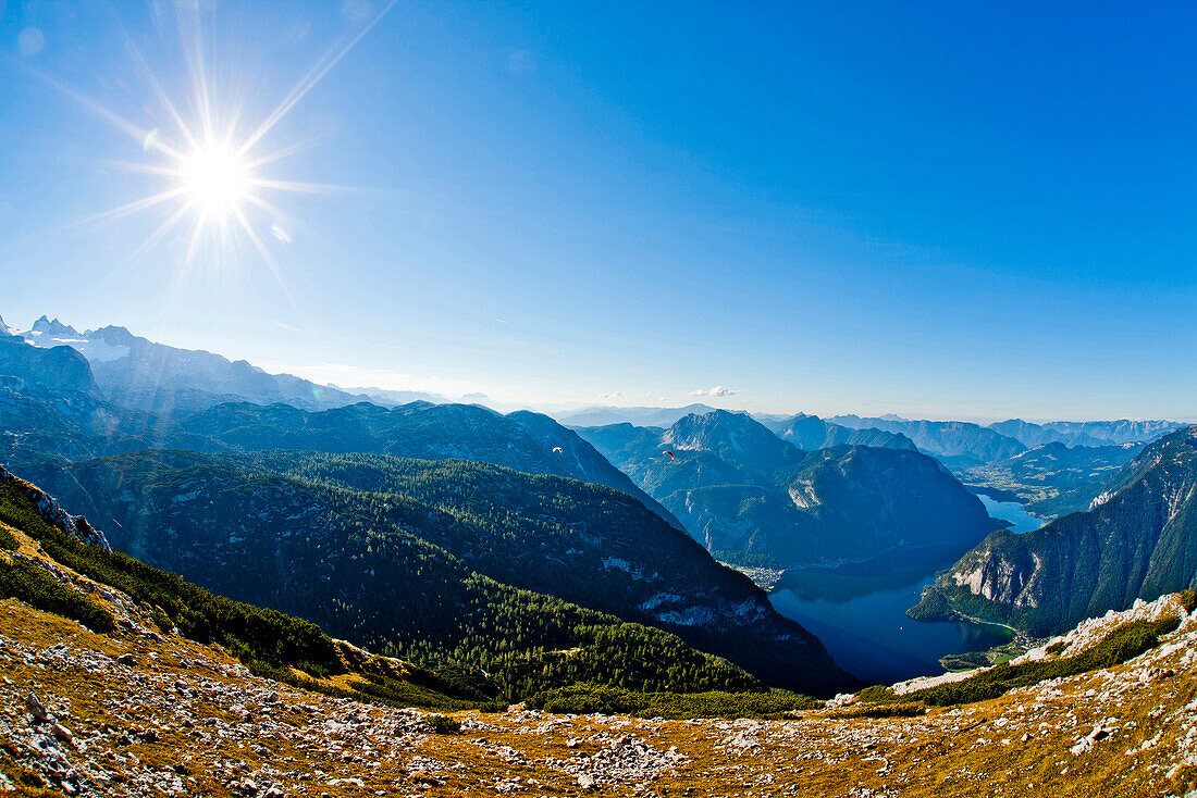 Krippenstein mit Blick über Hallstätter See, Dachsteingebirge, Salzkammergut, Österreich
