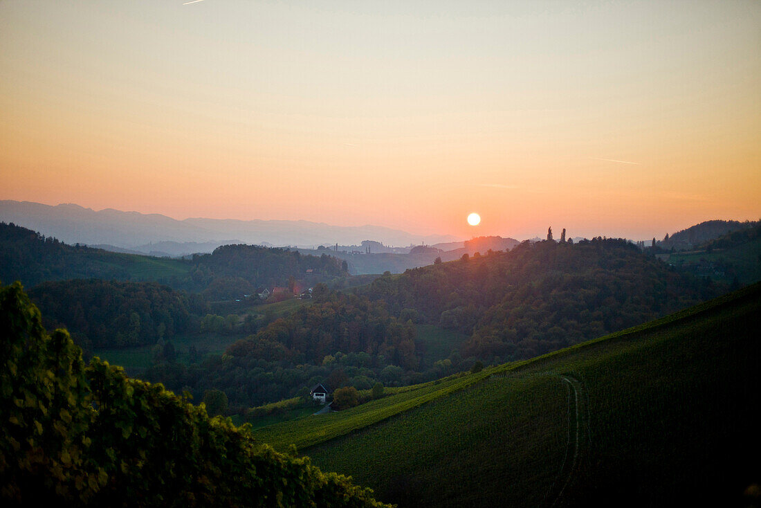 Sonnenuntergang über Herbstlandschaft, Steiermark, Österreich