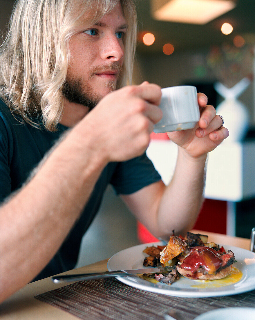 USA, California, Los Angeles, man having breakfast at BLD restaurant.