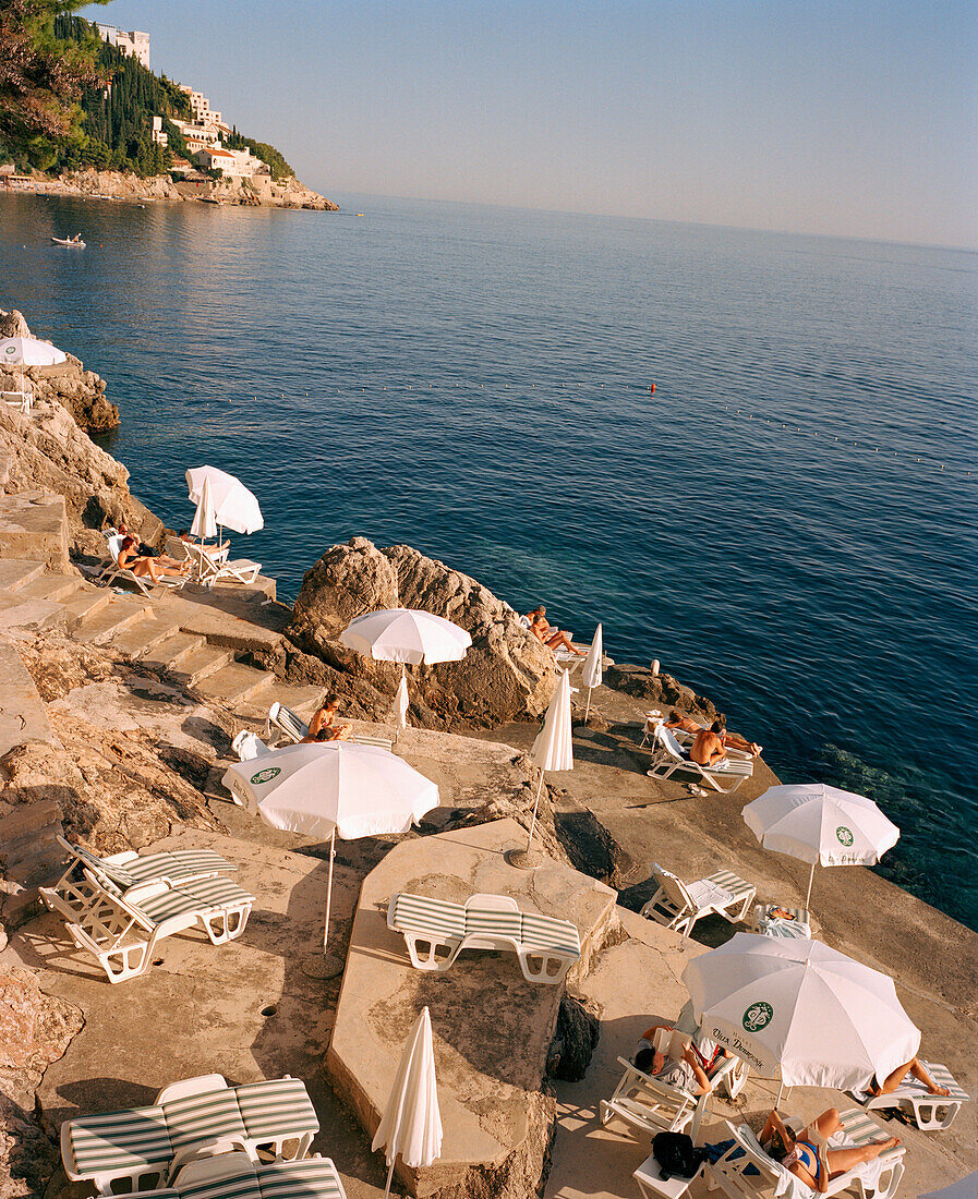 CROATIA, Dalmatian Coast, Dubrovnik, elevated view of tourists at Dalmatian coast