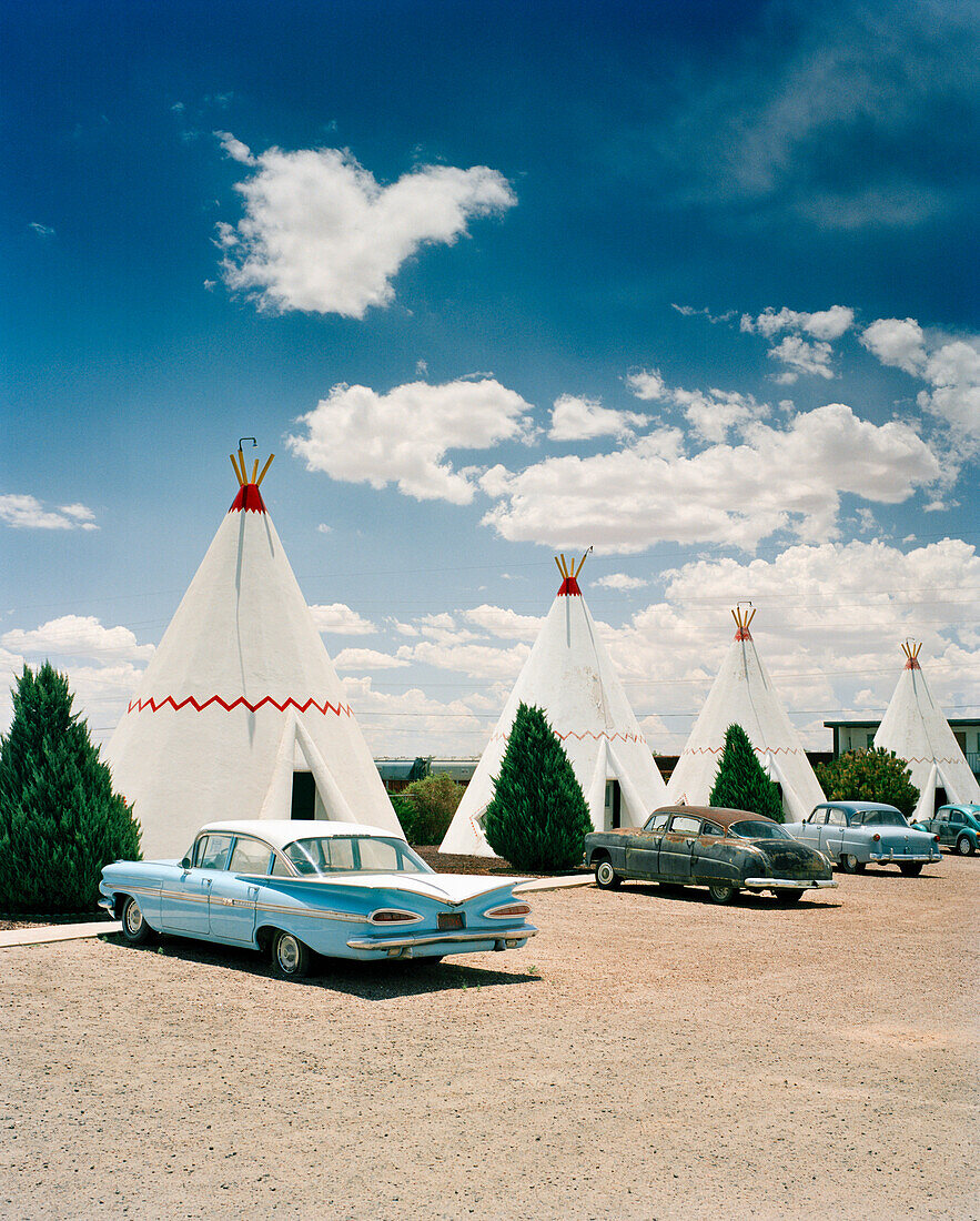 USA, Arizona, Holbrook, classic cars parked by teepees, Wigwam Motel