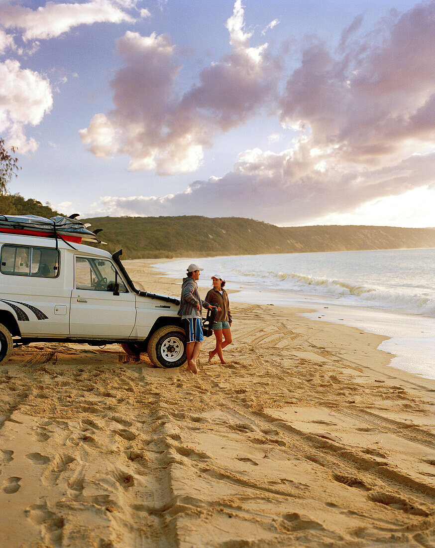 AUSTRALIA, Queensland, Noosa Heads, surfers explore 40 mile beach to find some waves