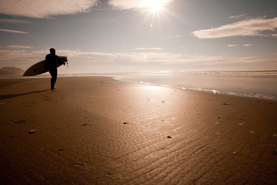 USA, California, Surfer at Ocean Beach, San Francisco