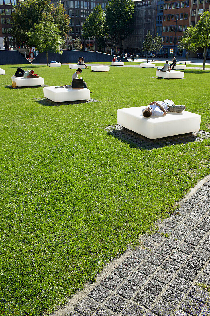 Domshof neben St. Petri, Leute liegen auf Plastikquadern, die das alte Fundament symbolisieren, Stadtzentrum, Hamburg, Deutschland