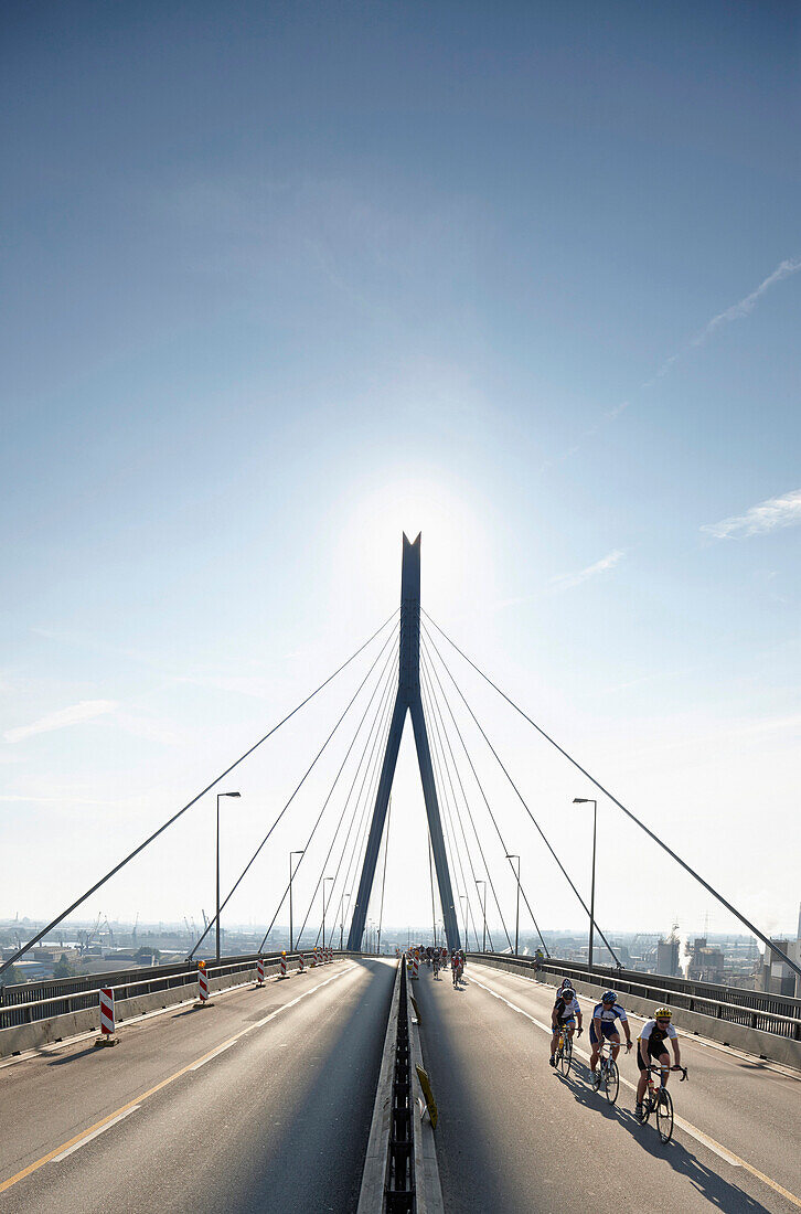 Gesperrte Köhlbrandbrücke aus Spannbeton, während Cyclassics Radrennen, Wilhelmsburg, Hamburg