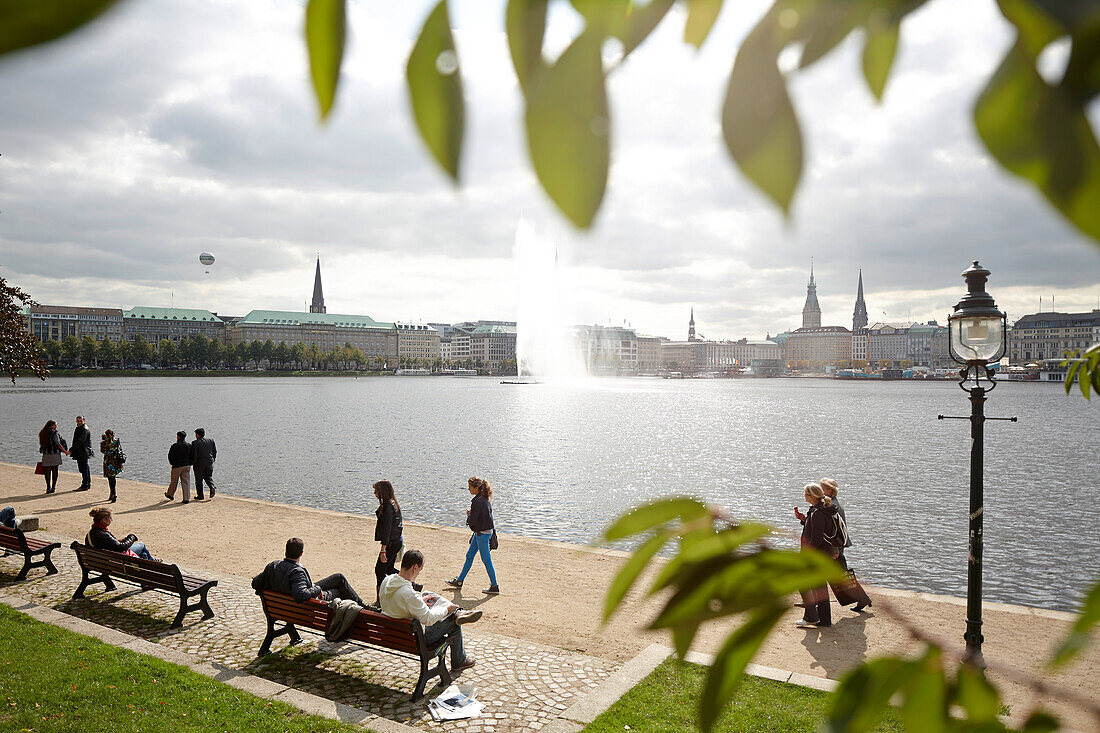 Spaziergänger nahe Lombardsbrücke, Binnenalster, Hamburg, Deutschland