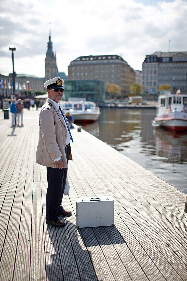 Kapitän am Anleger der Alstertouristik, Binnenalster, Hamburg, Deutschland