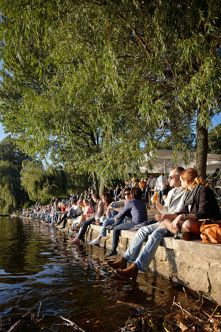 Alsterperle, Café und Bar, Menschen auf der Ufermauer, Eduard-Rhein-Ufer 1, Außenalster, Hamburg, Deutschland