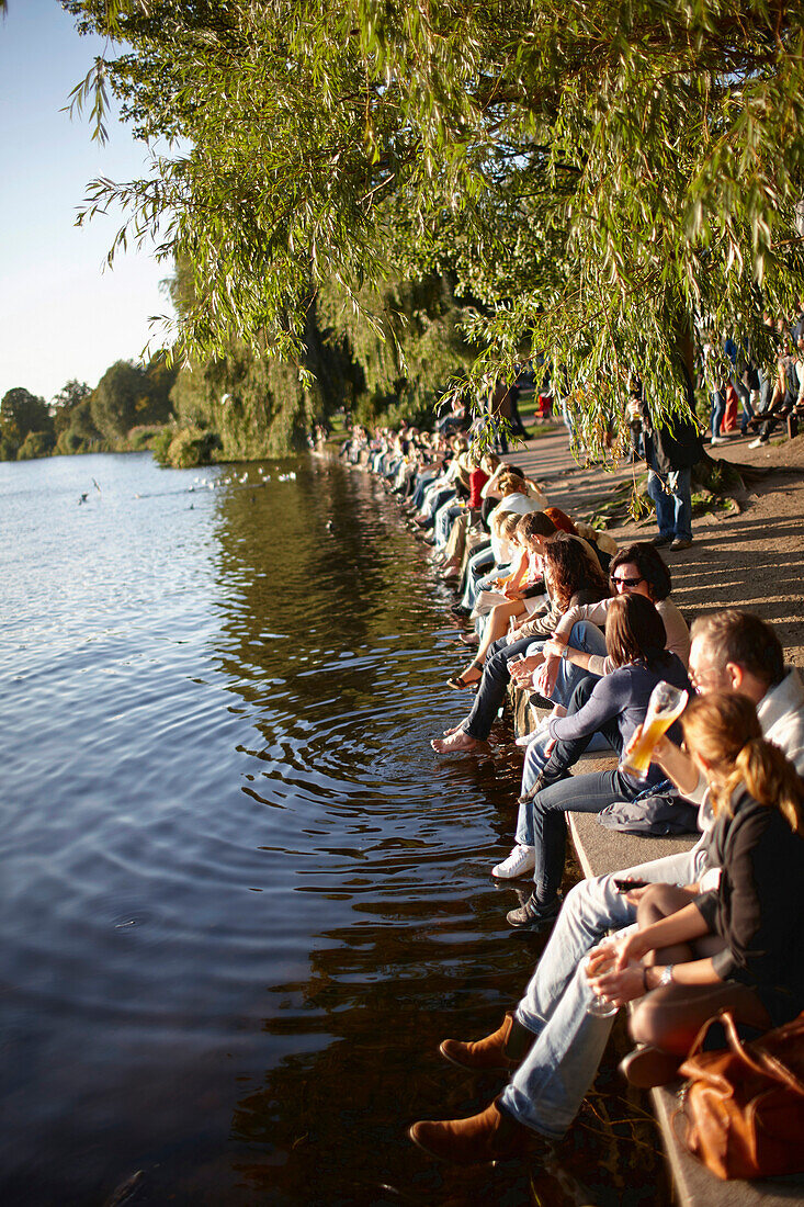 Alsterperle, Café und Bar, Menschen auf der Ufermauer, Eduard-Rhein-Ufer 1, Außenalster, Hamburg, Deutschland