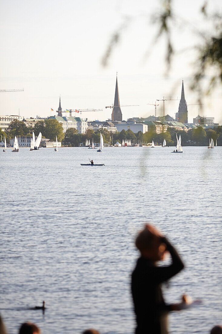 Menschen auf der Ufermauer, Alsterperle, Café und Bar, Eduard-Rhein-Ufer 1, Außenalster, Hamburg, Deutschland