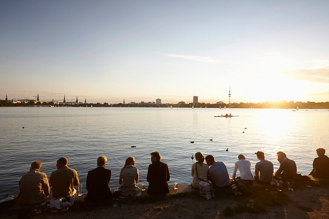 Menschen auf der Ufermauer, Alsterperle, Café und Bar, Eduard-Rhein-Ufer 1, Außenalster, Hamburg, Deutschland