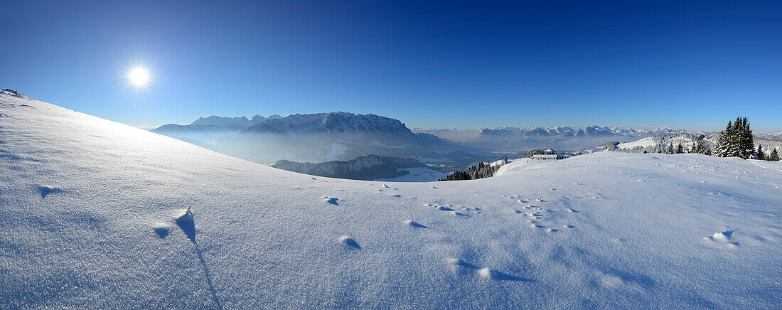 Panorama mit verschneite Almlandschaft am Brennkopf, Kaisergebirge, Inntal und Mangfallgebirge im Hintergrund, Brennkopf, Chiemgauer Alpen, Tirol, Österreich