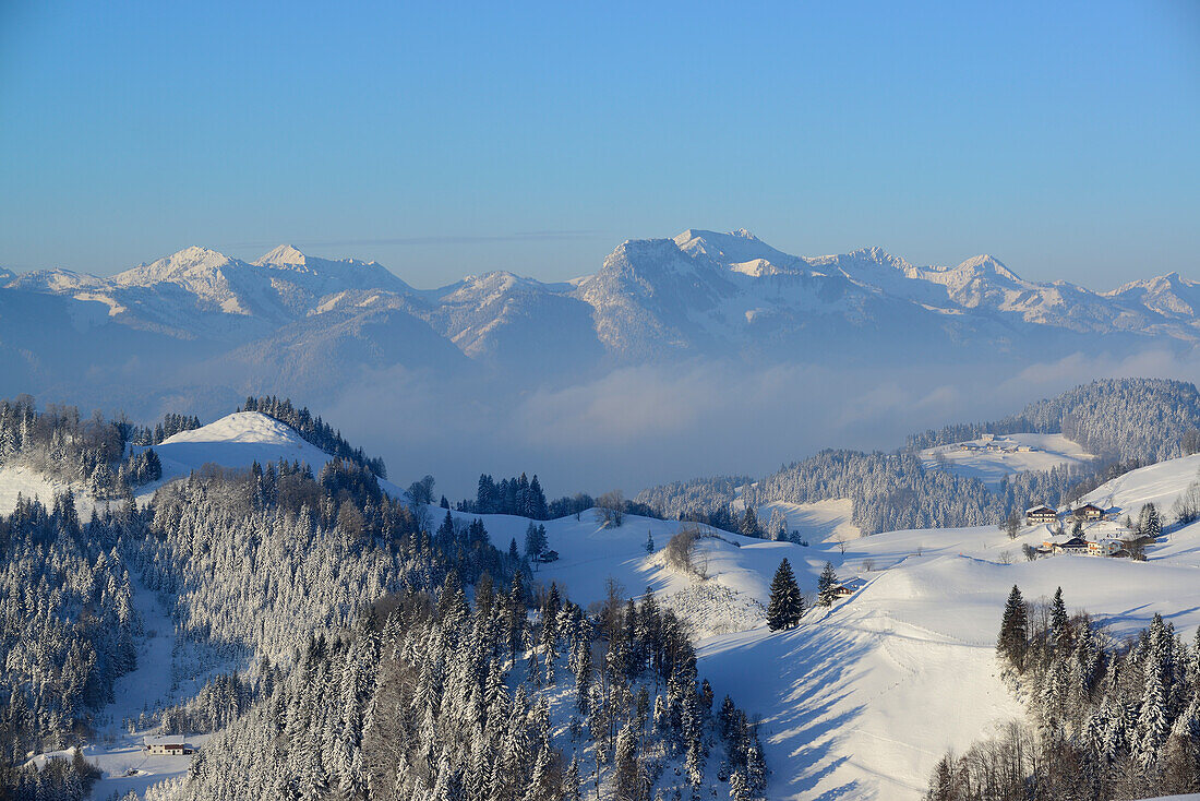 Verschneite Almlandschaft am Brennkopf, Mangfallgebirge im Hintergrund, Brennkopf, Chiemgauer Alpen, Tirol, Österreich