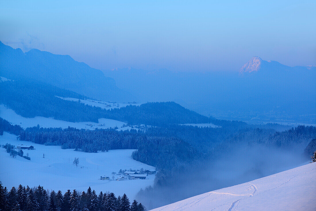 Blick vom Brennkopf auf Nebelstimmung in der Schwemm, Kaisergebirge und Mangfallgebirge im Hintergrund, Brennkopf, Chiemgauer Alpen, Tirol, Österreich