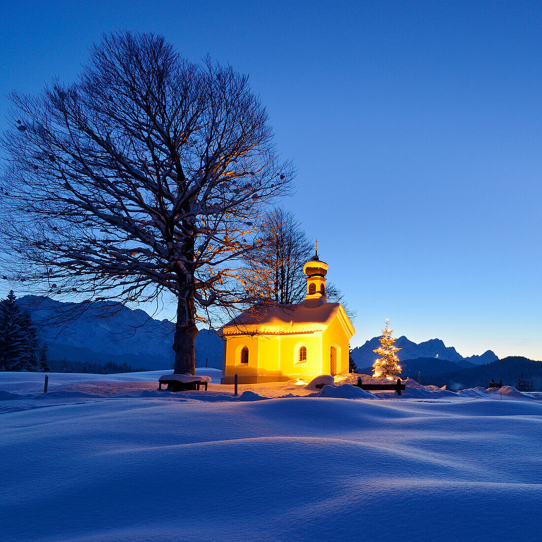 Snow-covered chapel with Christmas tree and Wetterstein range in background, Kruen, Werdenfels, Bavarian Alps, Upper Bavaria, Bavaria, Germany