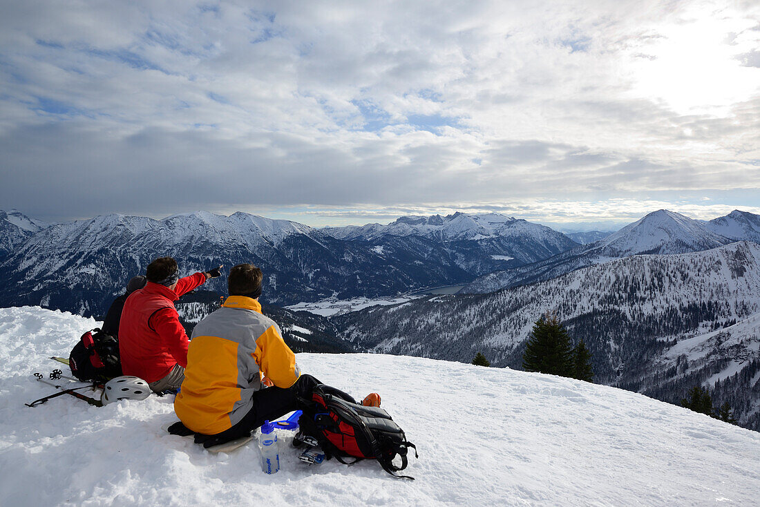 Group of persons back-country skiing sitting on the summit of Hochplatte and looking to Rofan range, back-country skiing, Hochplatte, lake Achensee, Karwendel range, Tyrol, Austria