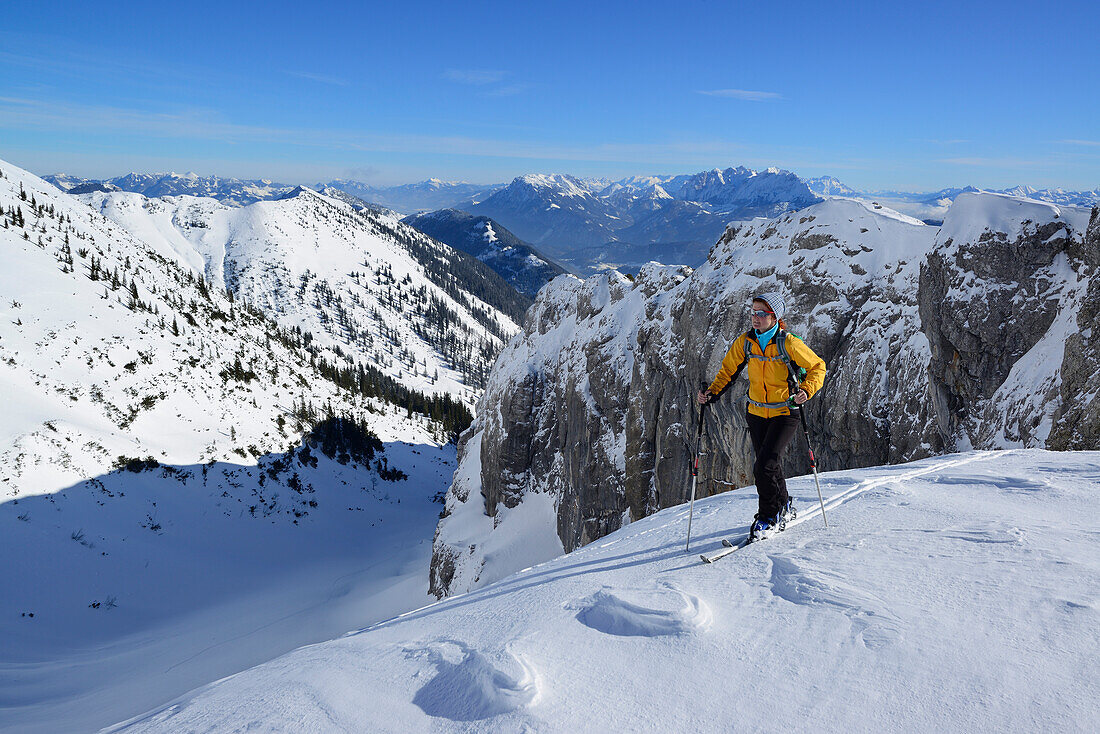 Skitourgeherin steigt zum Hinteren Sonnwendjoch auf, Mangfallgebirge, Bayerische Voralpen, Tirol, Österreich