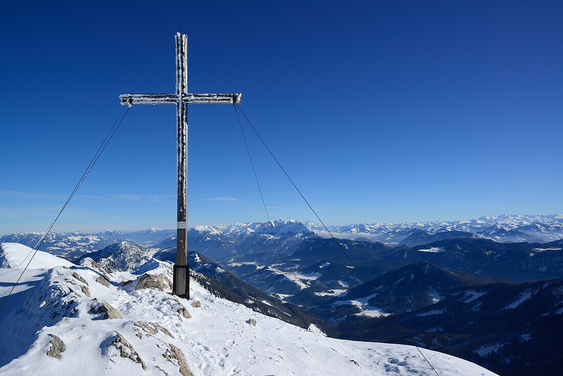 Gipfel des Hinteres Sonnwendjoch, Kaisergebirge und Zentralalpen im Hintergrund, Skitour, Hinteres Sonnwendjoch, Mangfallgebirge, Bayerische Alpen, Tirol, Österreich