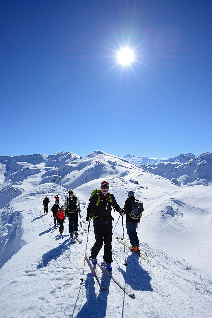 Gruppe von Skitourengehern steigt zu Hoher Kopf auf, Tuxer Alpen, Tirol, Österreich