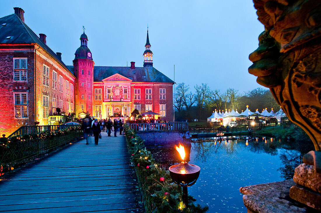 Christmas market in the evening, Godens castle, Sande, East Frisia, Lower Saxony, Germany