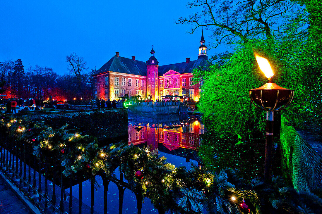 Weihnachtsmarkt am Abend, Schloss Gödens, Sande, Ostfriesland, Niedersachsen, Deutschland