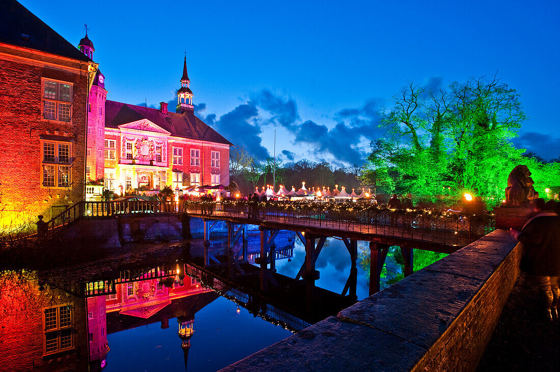 Weihnachtsmarkt am Abend, Schloss Gödens, Sande, Ostfriesland, Niedersachsen, Deutschland