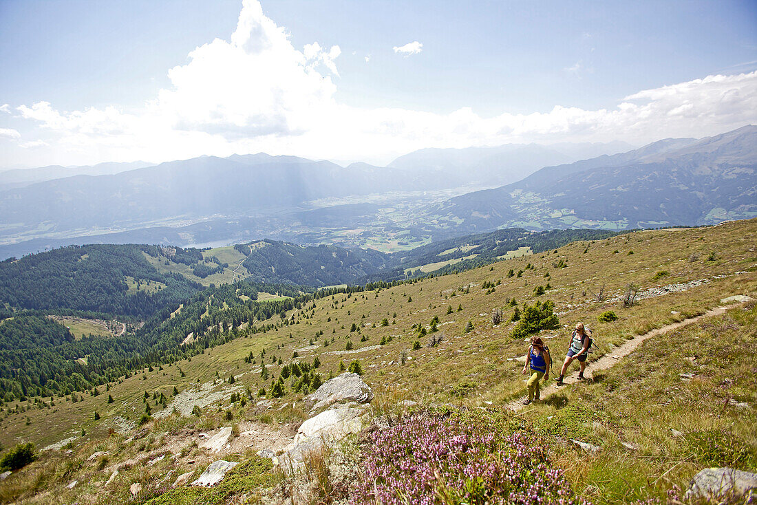 Zwei Wanderinnen gehen auf einem Pfad, Alpe-Adria-Trail, Nockberge, Kärnten, Österreich