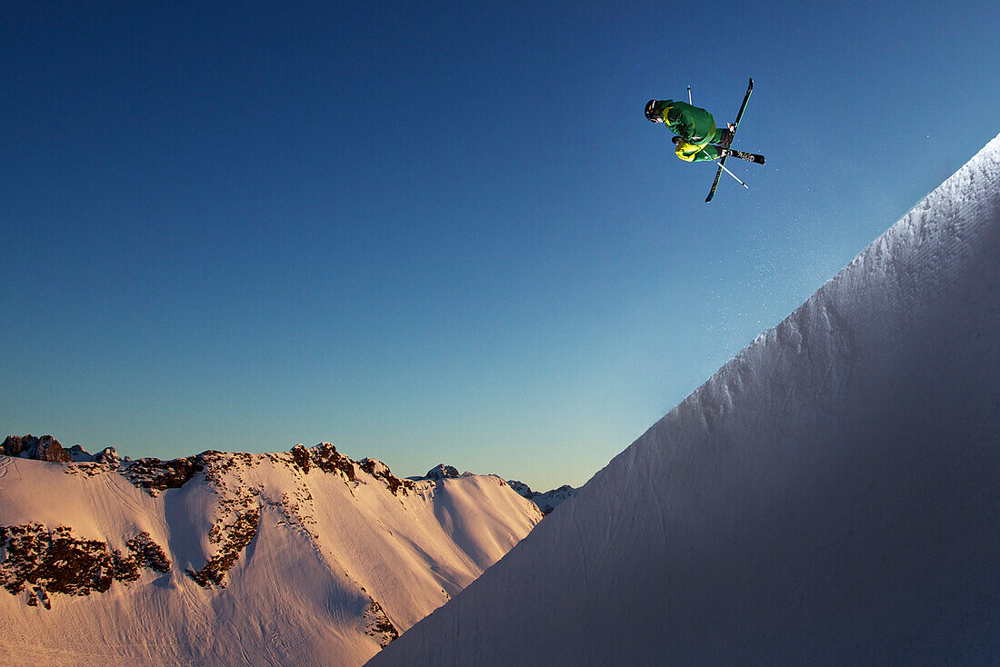 Freestyler im Sprung, Nebelhorn, Allgäuer Alpen, Bayern, Deutschland