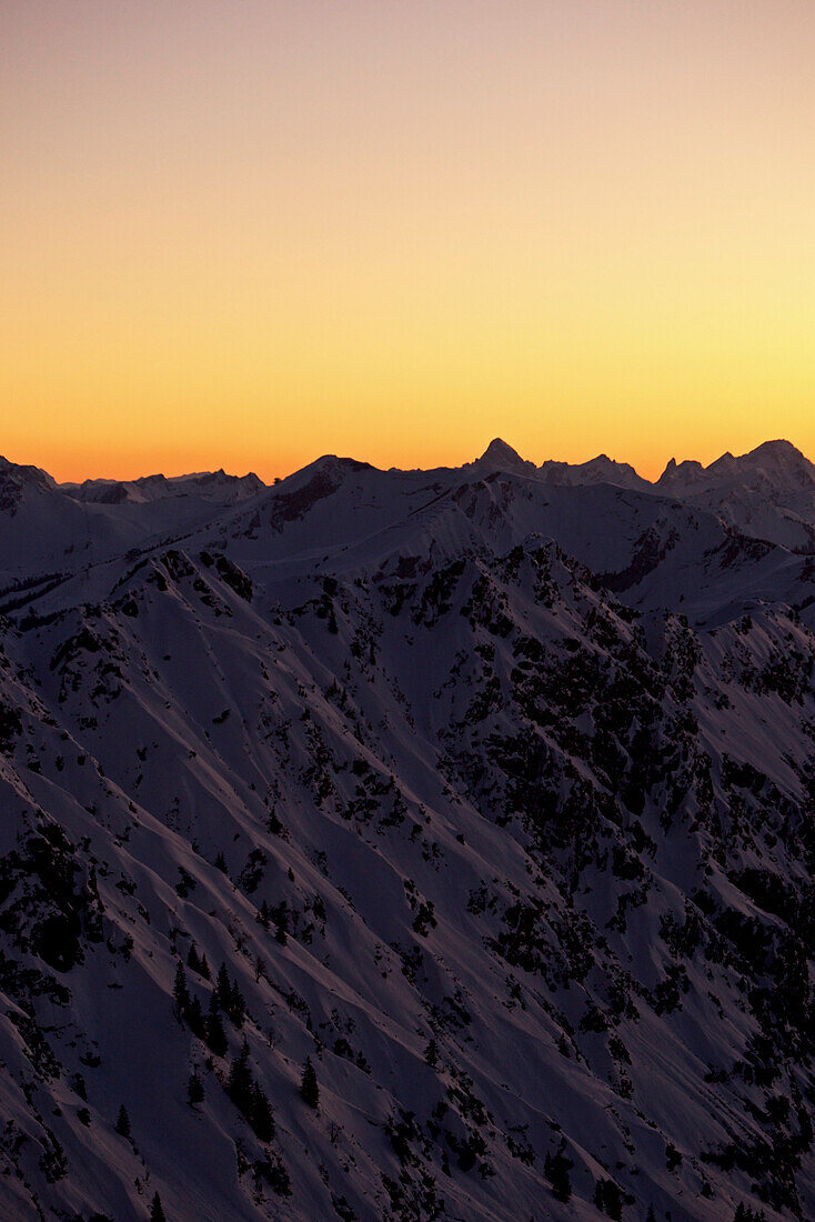 Verschneite Berglandschaft in der Abenddämmerung, Thaneller, Lechtaler Alpen, Tirol, Österreich