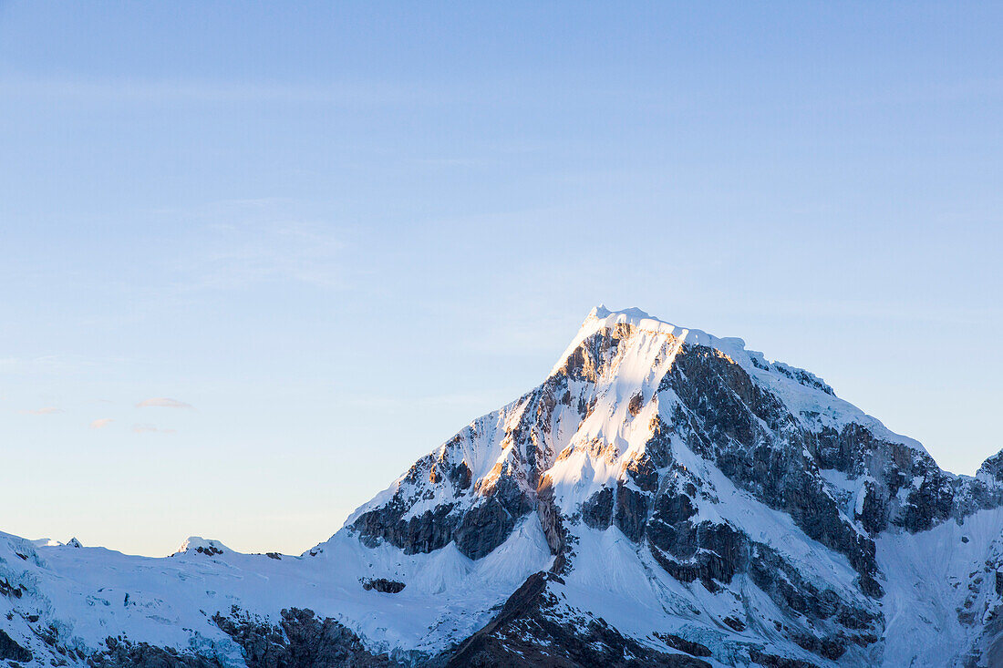 Nordwand des Ranrapalca im Sonnenaufgang, Urus, Pashpa, Ishinca Tal, Huaraz, Ancash, Cordillera Blanca, Peru