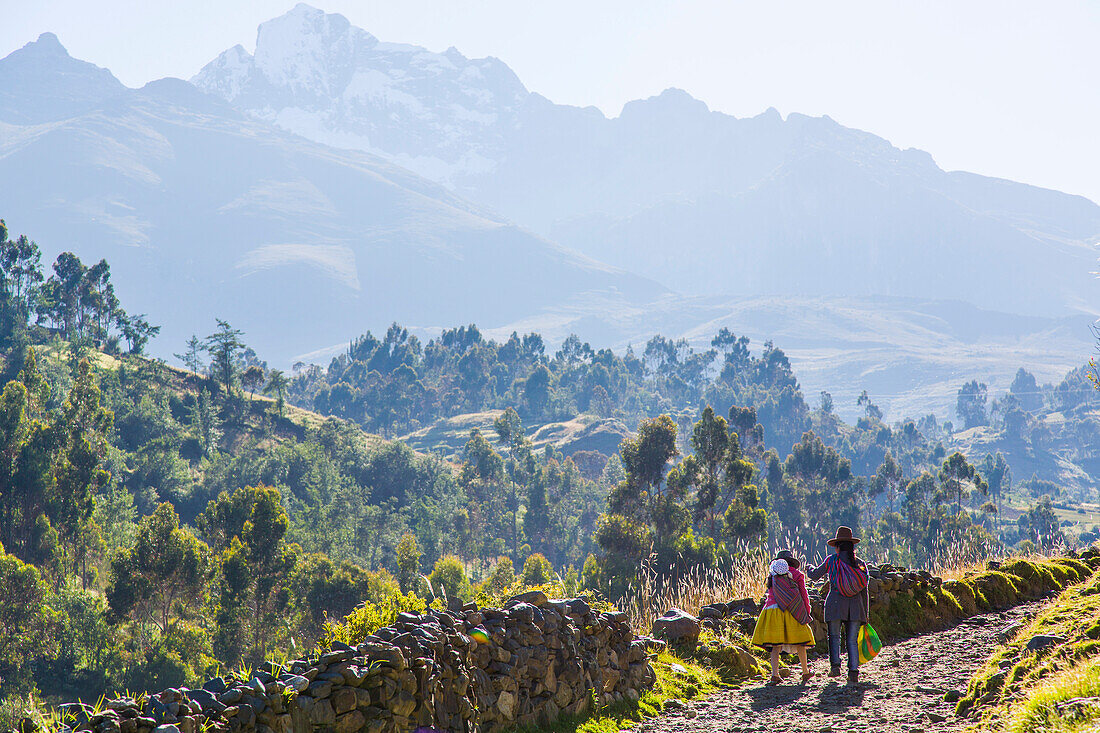 Zwei Peruanerinnen folgen einem Weg, Laguna Churup, Churup, Huaraz, Ancash, Cordillera Blanca, Peru