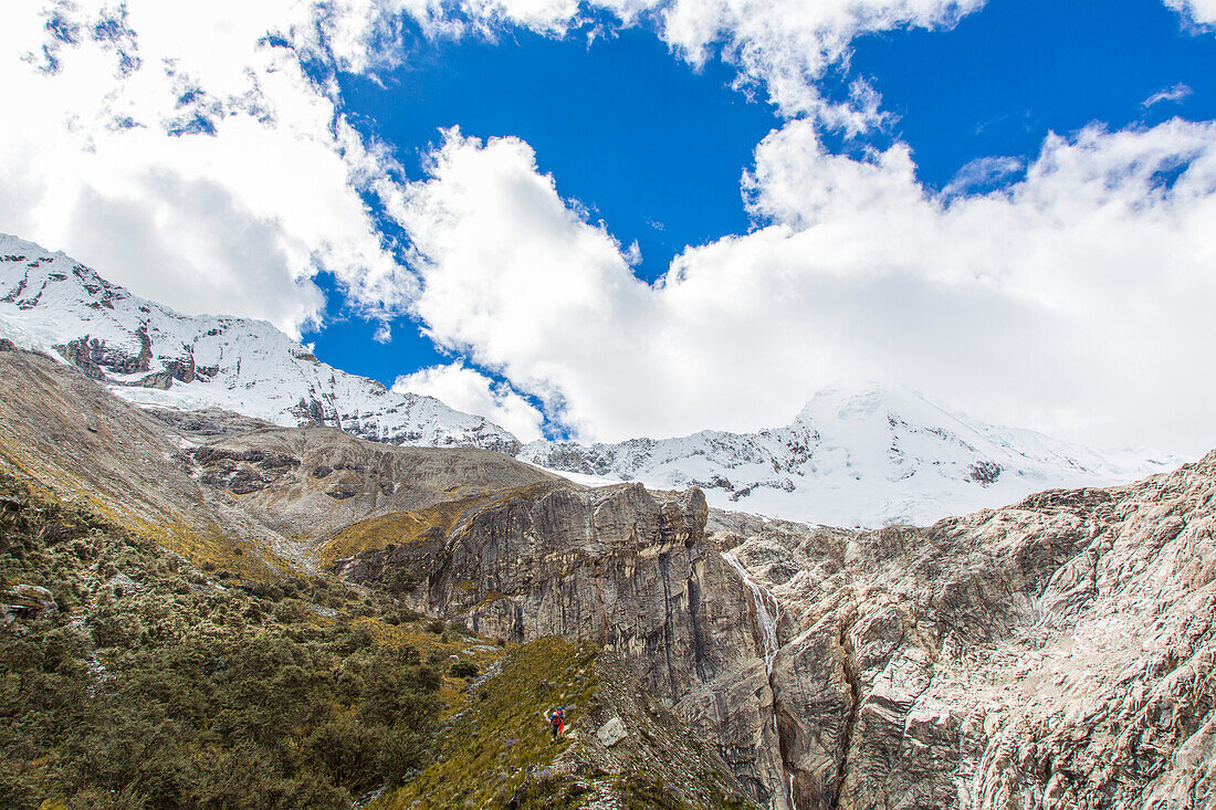 Bergsteiger beim Aufstieg zum Artesonraju, Paron Tal, Caraz, Huaraz, Ancash, Cordillera Blanca, Peru