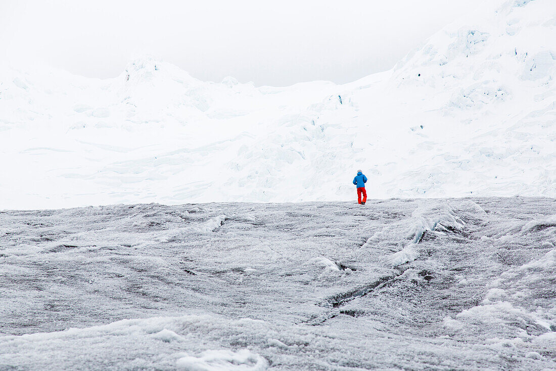 Mann geht über Gletscher, Artesonraju, Paron Tal, Caraz, Huaraz, Ancash, Cordillera Blanca, Peru