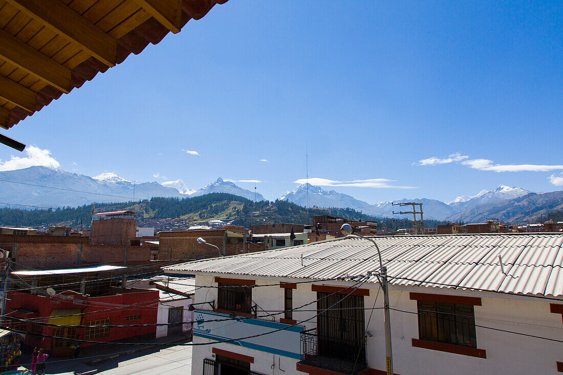 Blick über Häuser auf Cordillera Blanca, Huaraz, San Juan, Ancash, Anden, Peru
