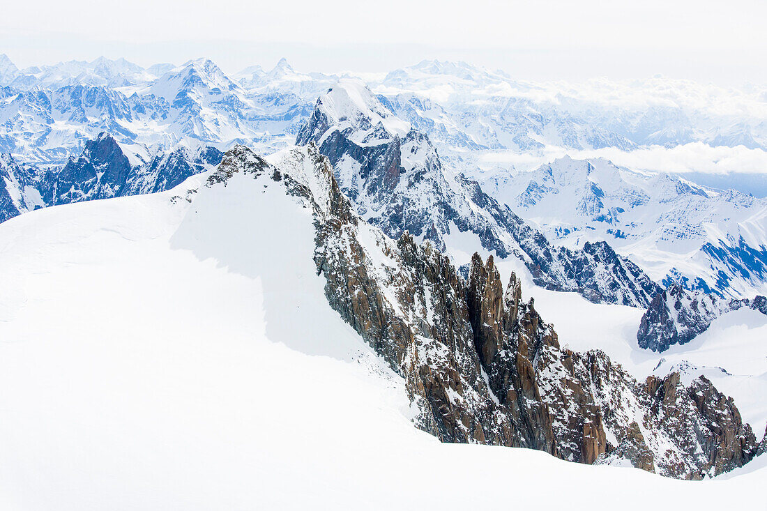 Grandes Jorasses mit Grand Combin, Matterhorn und Monte Rosa im Hintergrund, Mont Maudit und  Kuffner-Grat im Vordergrund, Mont-Blanc-Massiv, Rhone-Alpes, Haute-Savoie, Frankreich